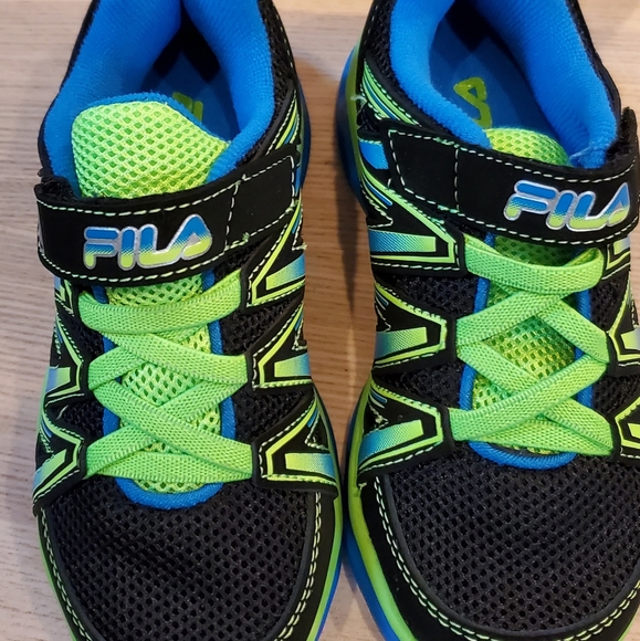 Kids Fila shoes - Picture 1 of 3